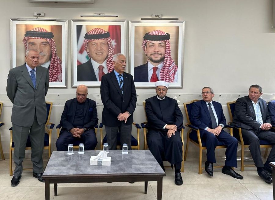 مندوبا عن الملك وولي العهد.. العيسوي