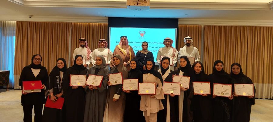 السفير آل خليفة يستضيف حفل تخريج