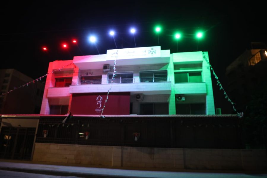 وزارة الاتصال الحكومي تضيء مبناها بألوان