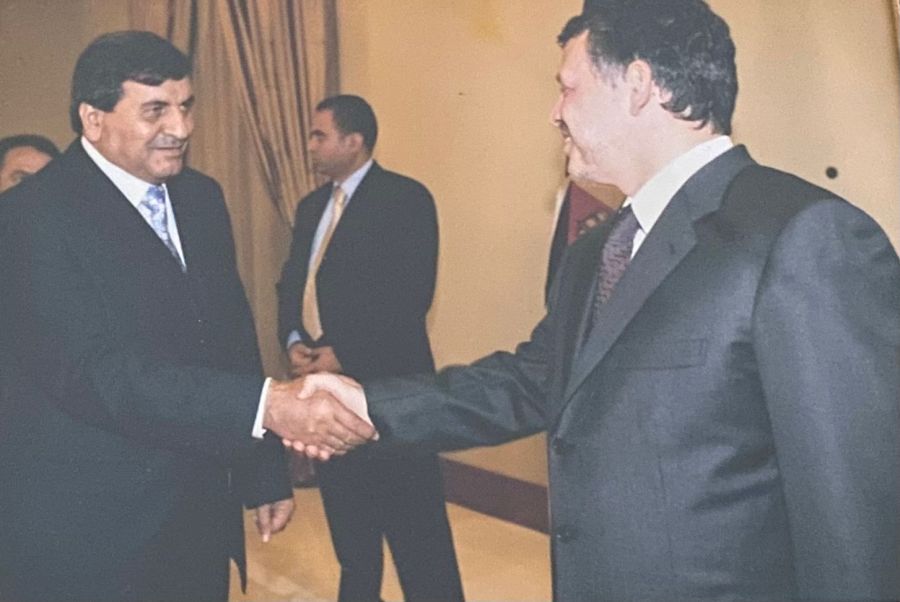 شحاده أبو بقر وأسرته يهنئون جلالة