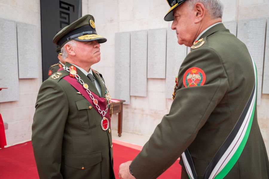الجيش العربي يسلم الملك قلادة اليوبيل