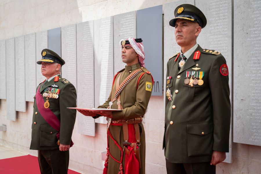 الملك ينعم على الجيش العربي والمخابرات