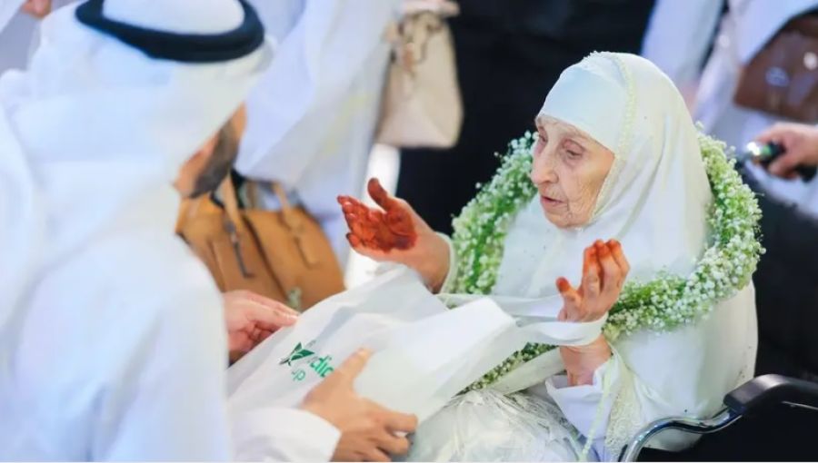 جزائرية بعمر الـ130 تصل أرض الحرمين