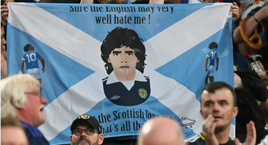 ظهور غير متوقع لمارادونا في افتتاح