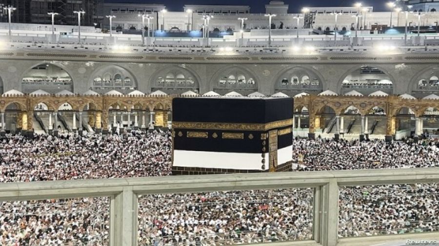 فنانة مصرية مشهورة تؤدي مناسك الحج