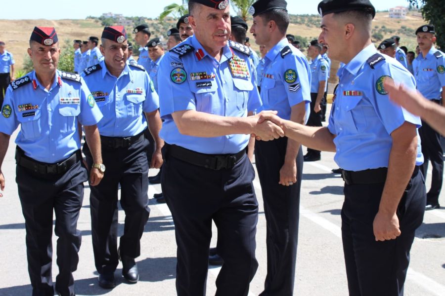 رجال الأمن يشاركون المواطنين فرحة عيد