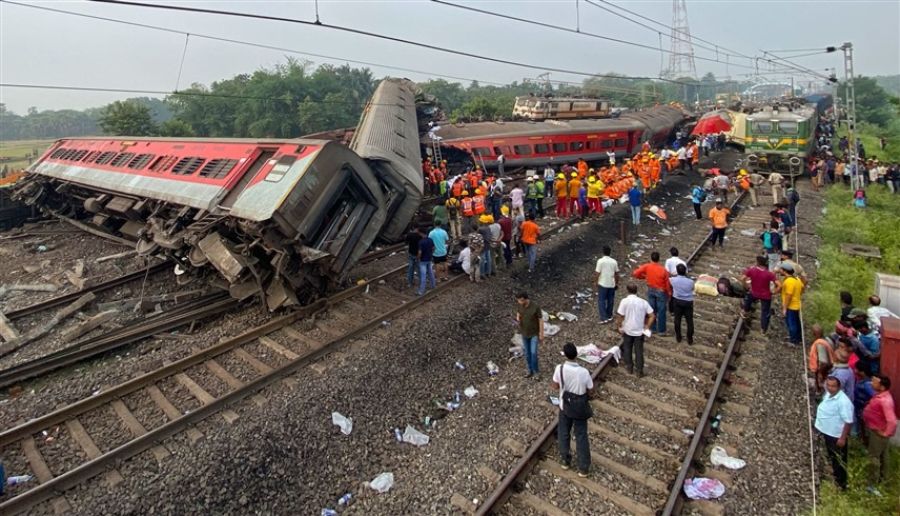 شاهد.. مقتل العشرات جراء تصادم قطارين