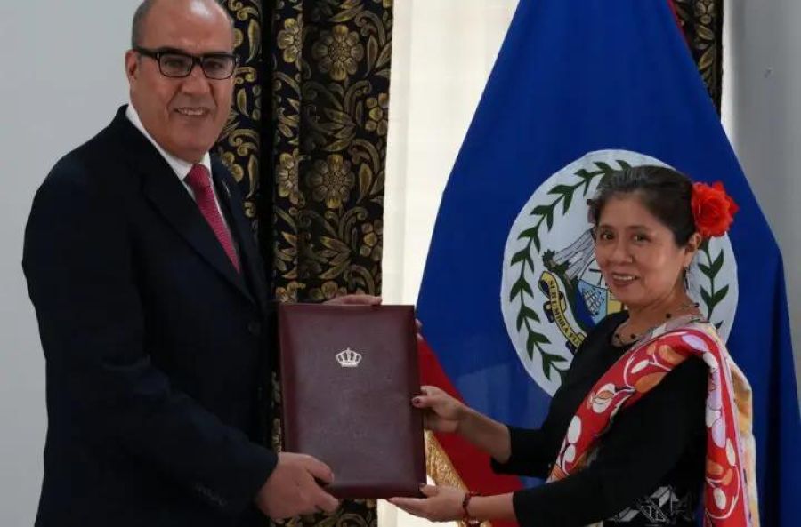 الخالدي ينقل تحيات الملك إلى حاكم