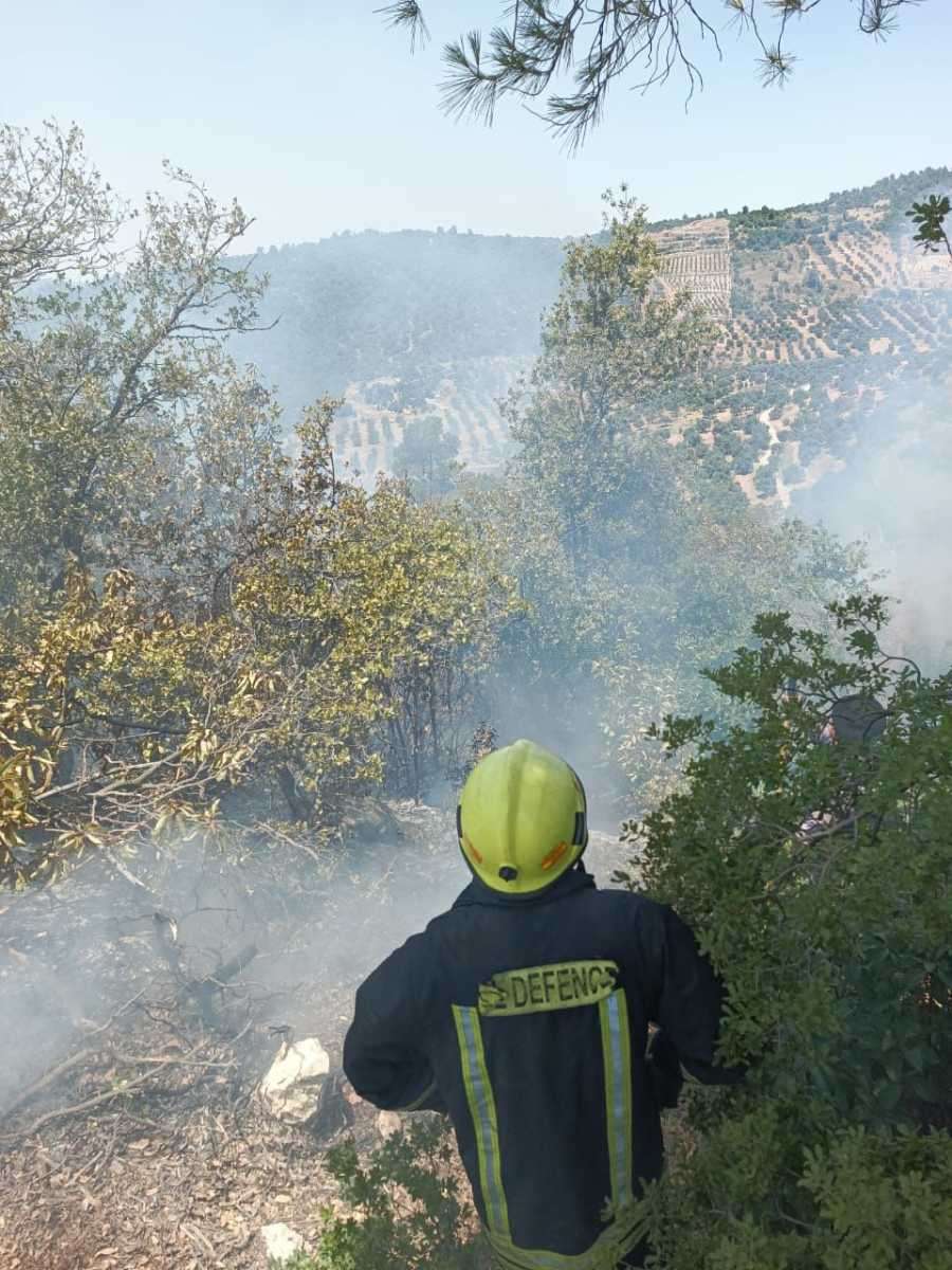 الدفاع المدني يخمد حريقا امتد لنحو