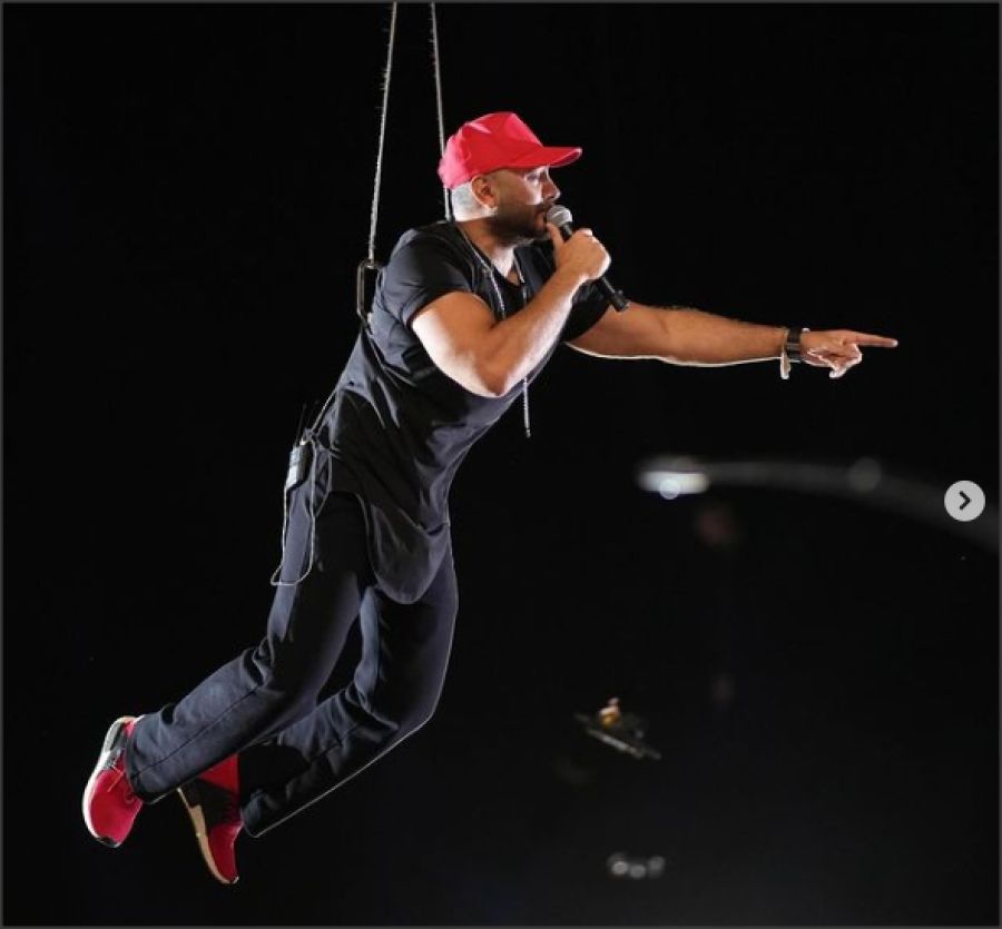 على ارتفاع 120 مترا.. تامر حسني