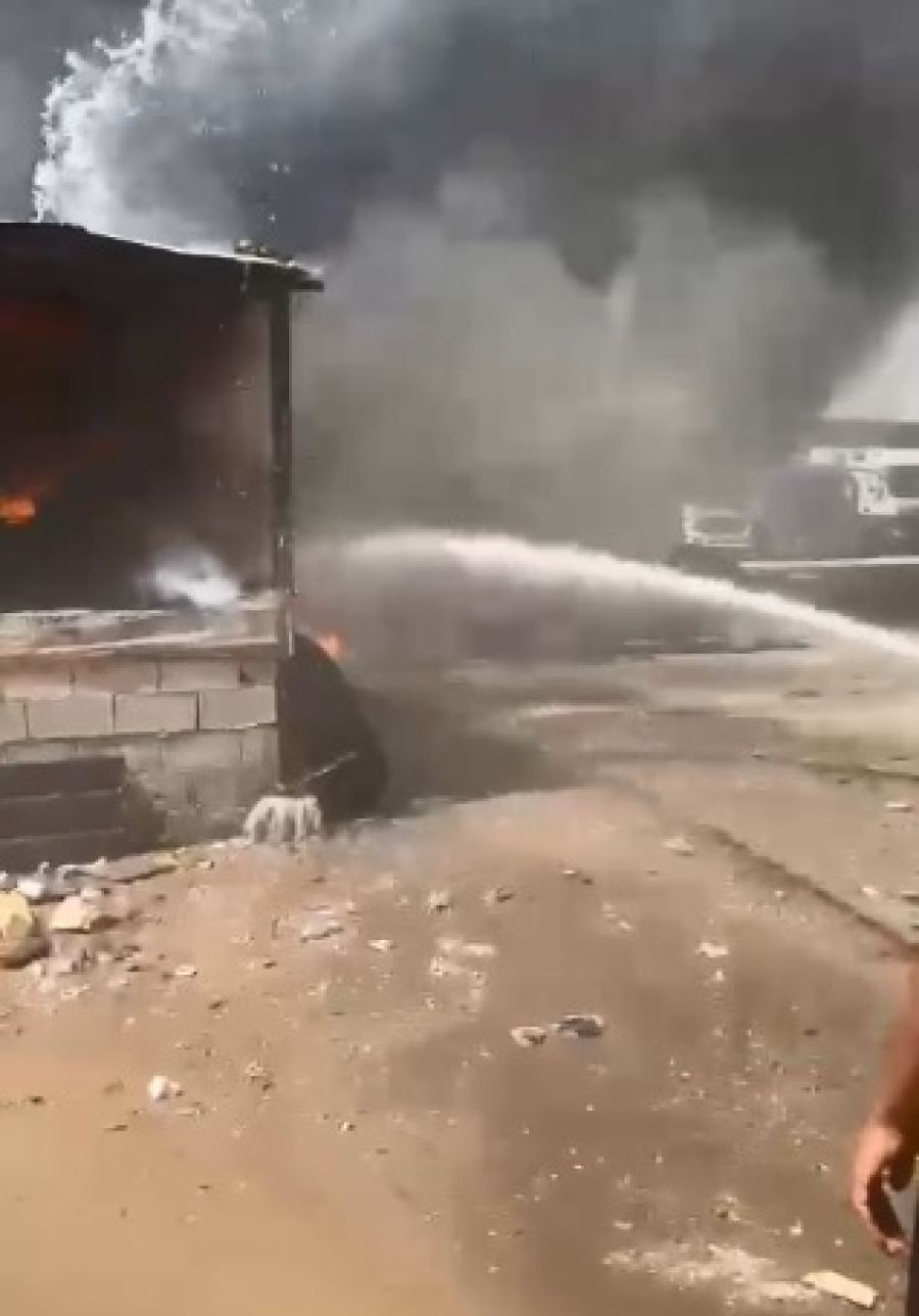 الدفاع المدني يخمد حريقا داخل ساحة