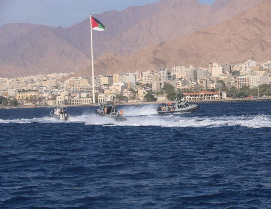 القوة البحرية والزوارق الملكية تنقذ أشخاصا