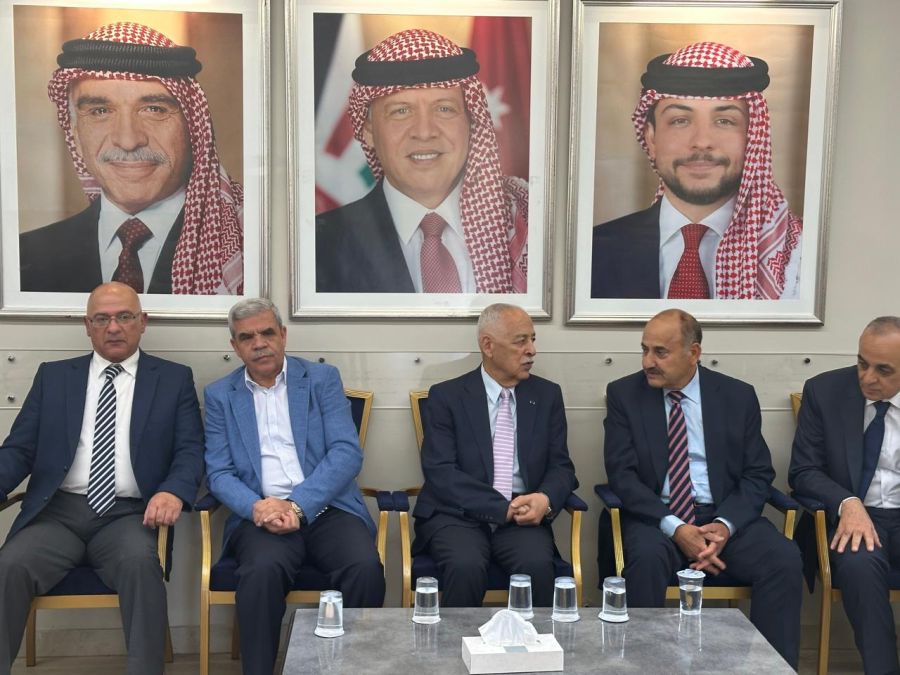 مندوبا عن الملك وولي العهد.. العيسوي