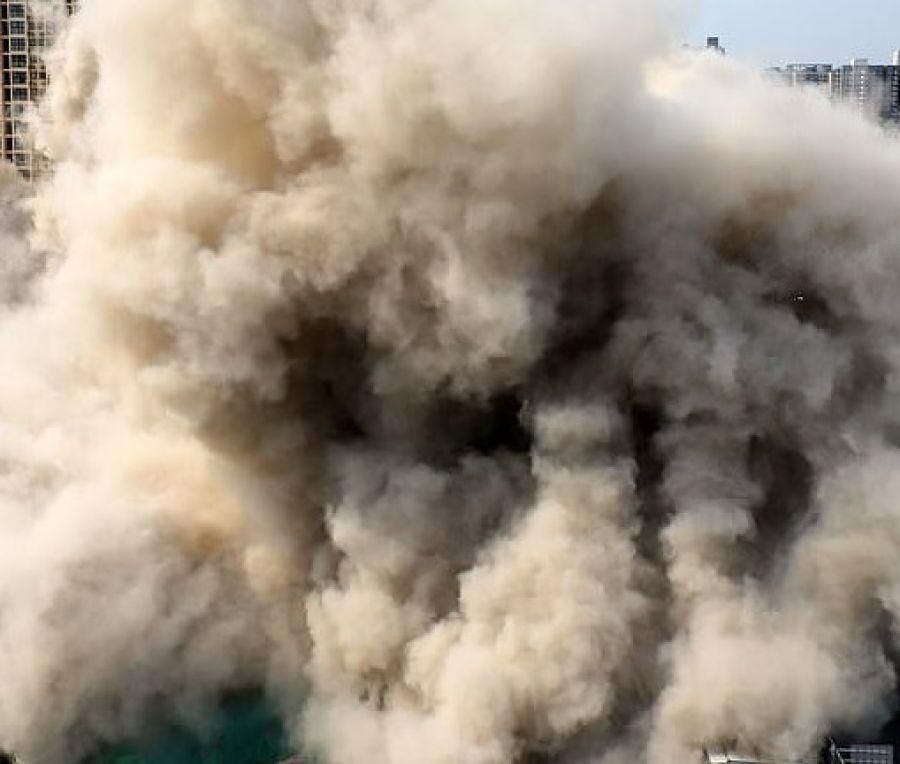 شاهد.. لحظة تفجير مواد متفجرة مخزّنة