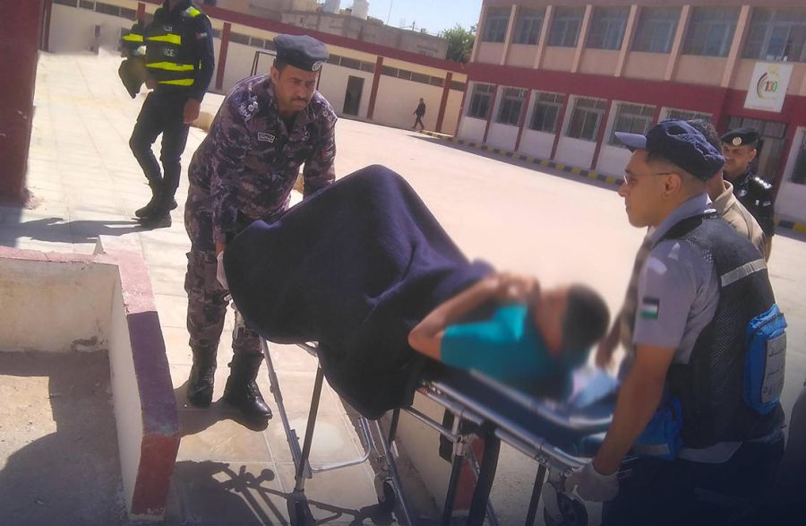 الدفاع المدني يتدخل لإيصال طلبة توجيهي