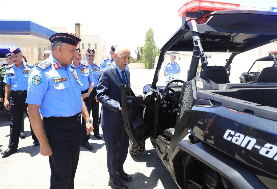 تنفيذا للتوجيهات الملكية.. العيسوي يسلم دراجات