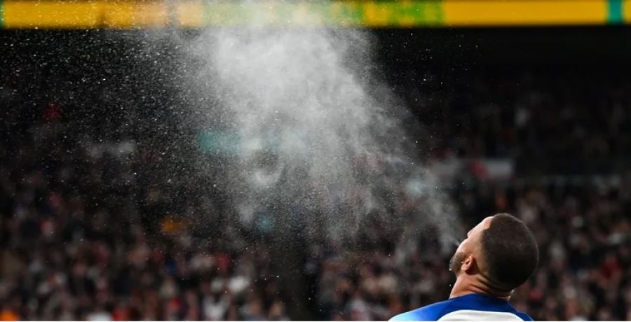 رش الماء والقفز في الهواء.. عادات