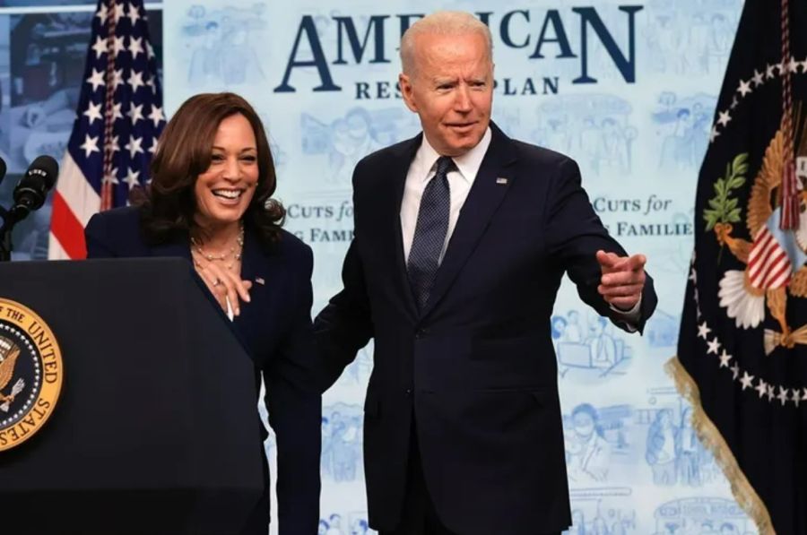 الديمقراطيون يرددون اسم كامالا هاريس بديلا