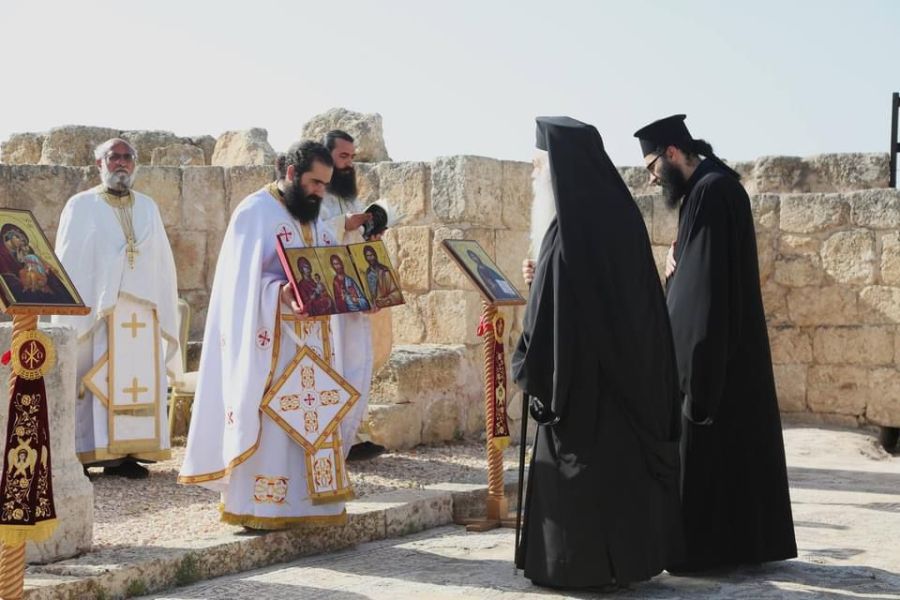 حجارة الأجداد أحيتها صلاة الأحفاد (صور)