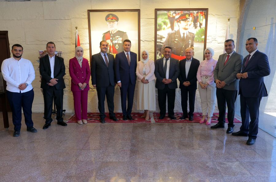 الصفدي يزور البريد الأردني ويلتقي الداوود