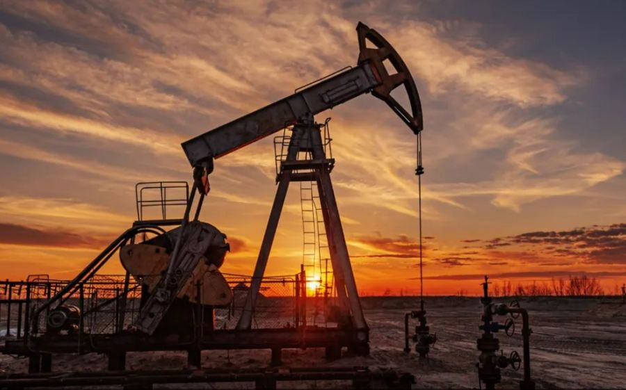 أسعار النفط عالميا تقترب من أعلى