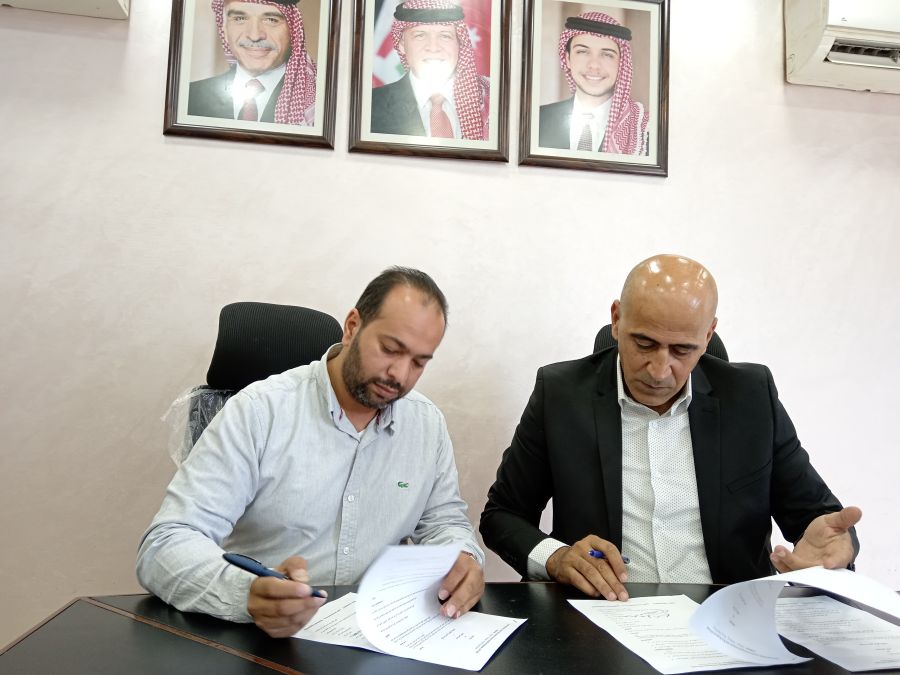 العتوم يوقع اتفاقية تطوير خدمات مجمع