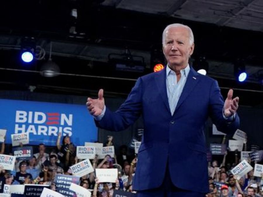 أول برلماني ديموقراطي يدعو بايدن للانسحاب