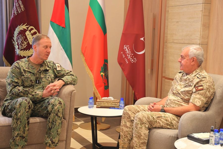 الحنيطي يستقبل قائد الأسطول الخامس الأمريكي