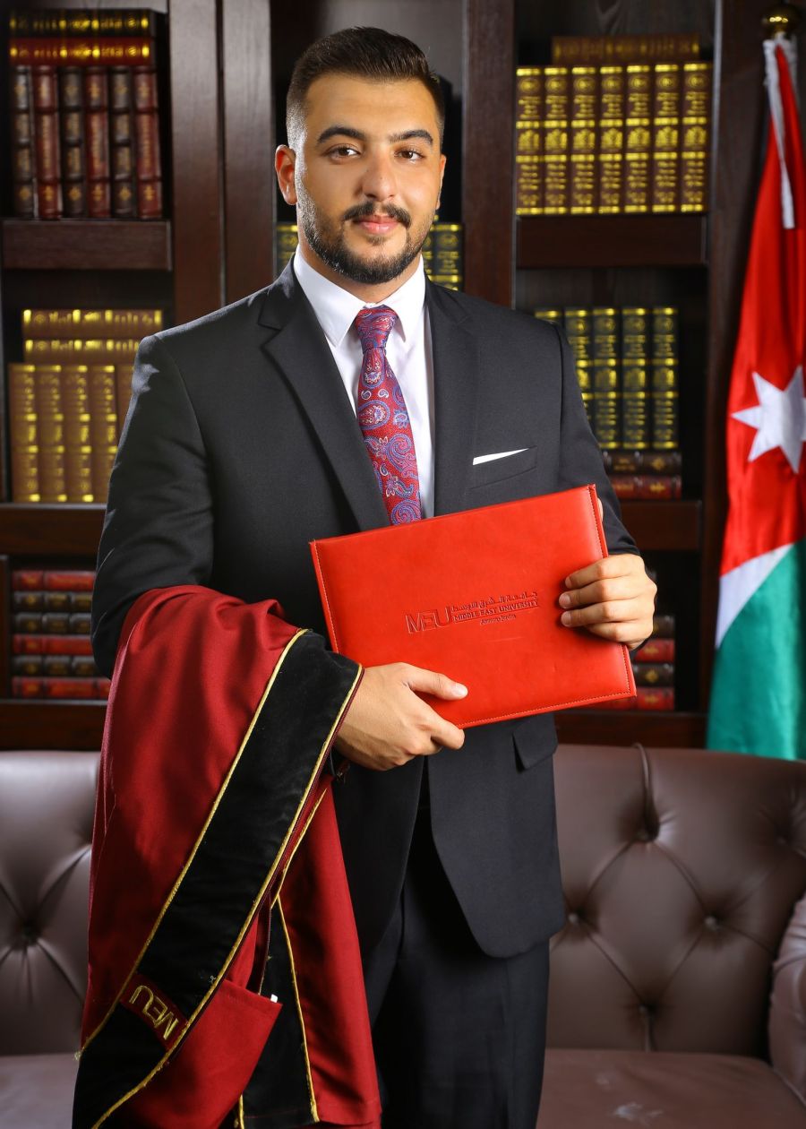 عبدالله العجارمة يحصل على البكالوريوس بالقانون