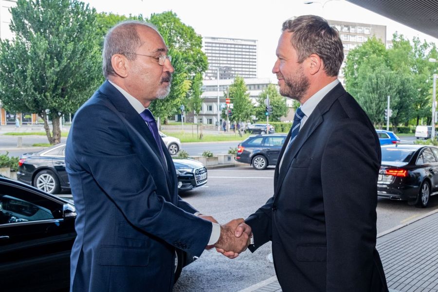 الصفدي يبحث مع نظيره الأستوني سبل