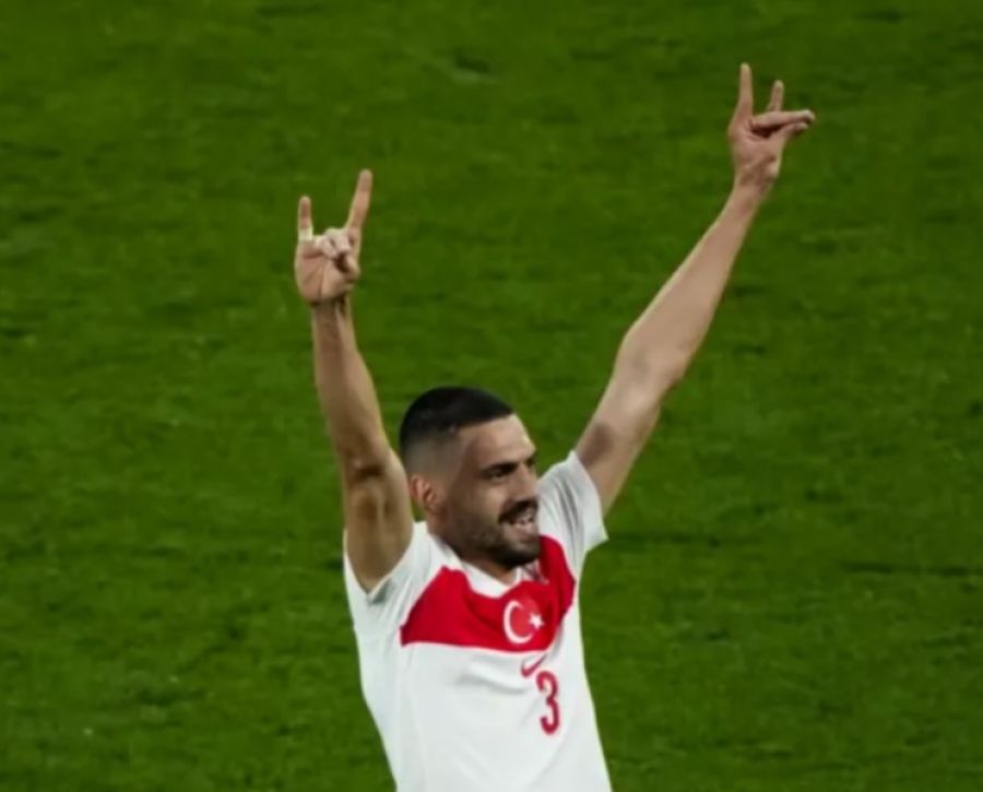 إيقاف لاعب تركيا مبارتين بسبب احتفاية