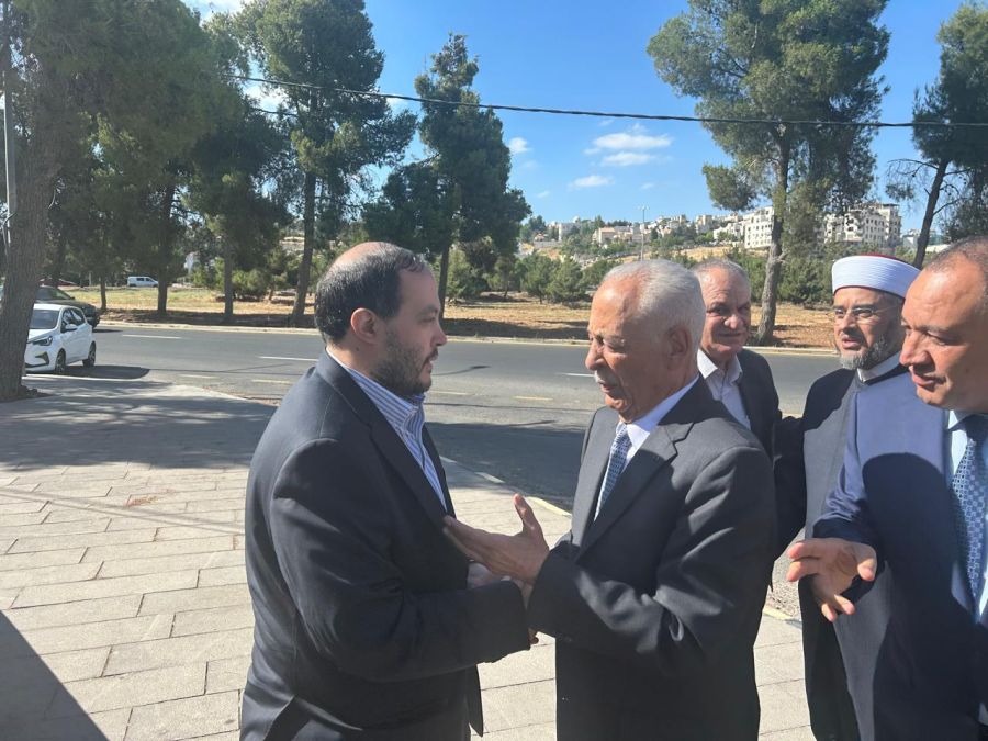 مندوبا عن الملك وولي العهد.. العيسوي