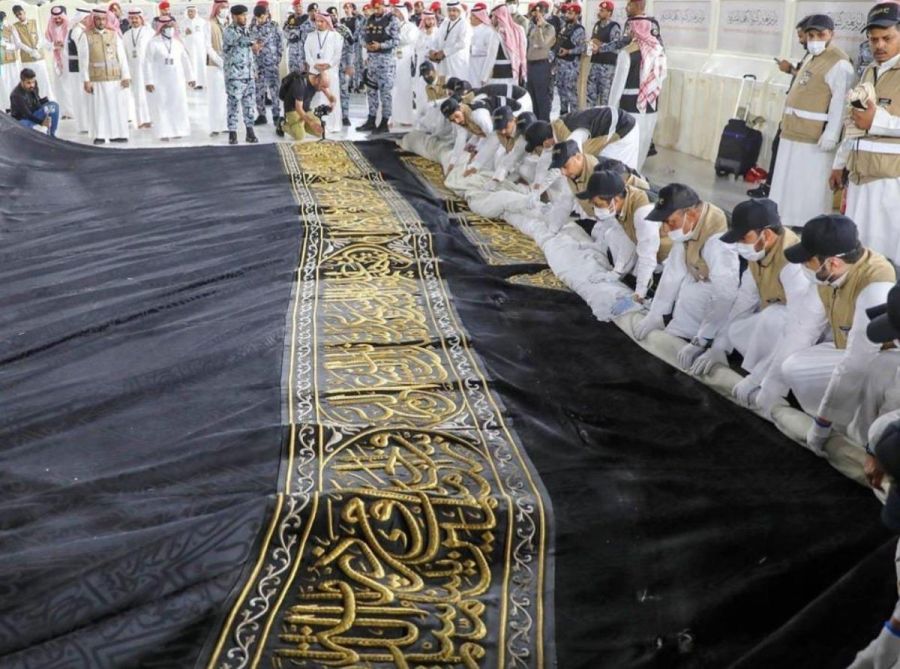 تغيير كسوة الكعبة المشرفة.. ماذا كتب