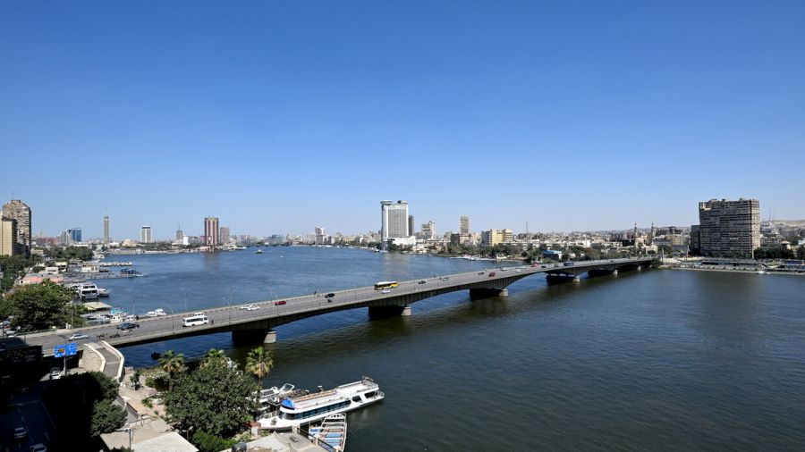 مصر.. سقوط سيارة عروسين في نهر