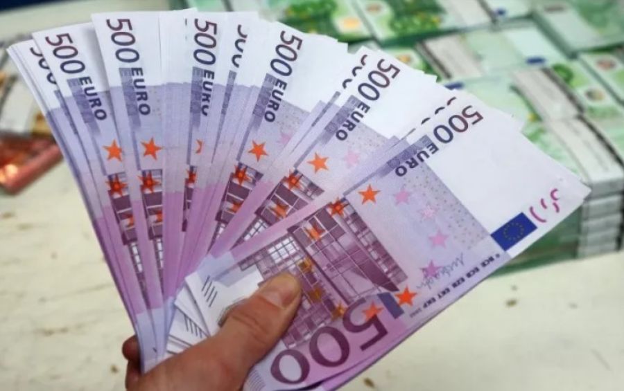 اليورو ينخفض ​​مع استعداد الأسواق لجمود