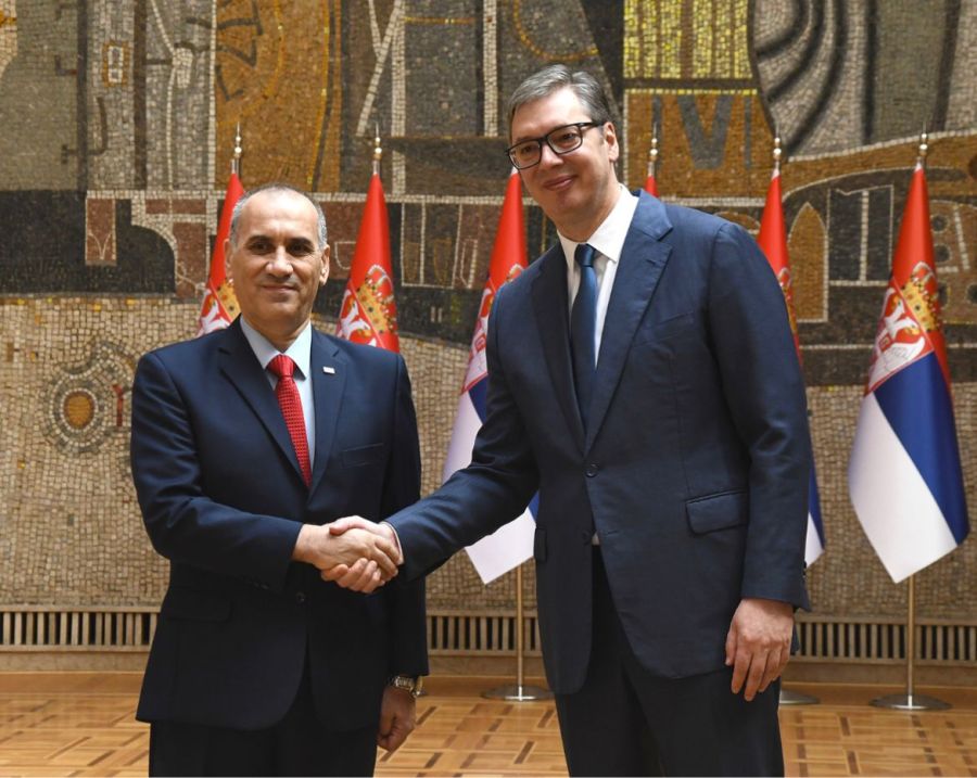 السفير النسور يقدم أوراق اعتماده للرئيس