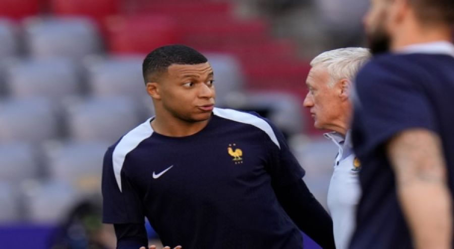 أسطورة الكرة الفرنسية يدعو لاستبعاد مبابي