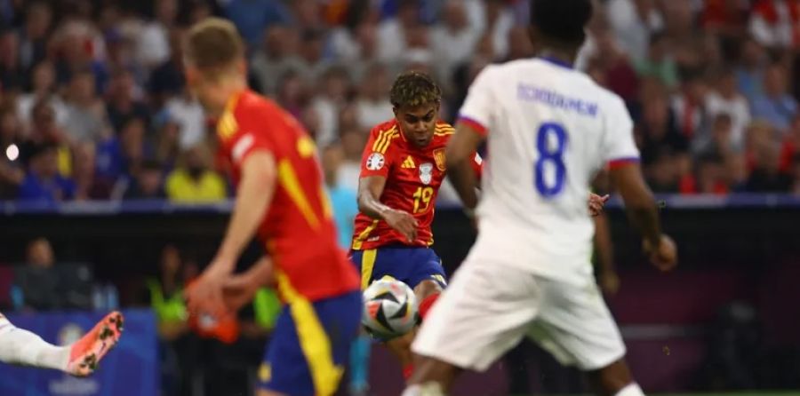 بهدف ولا أروع.. لامين جمال يدخل