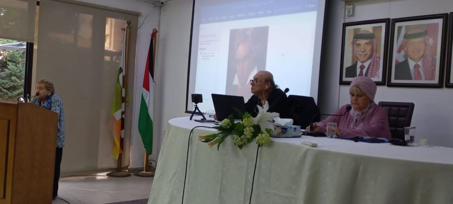 د. عصفور يلقى محاضرة في منتدى