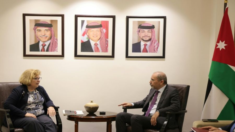 وزير الخارجية يبحث مع مسؤولة أميركية