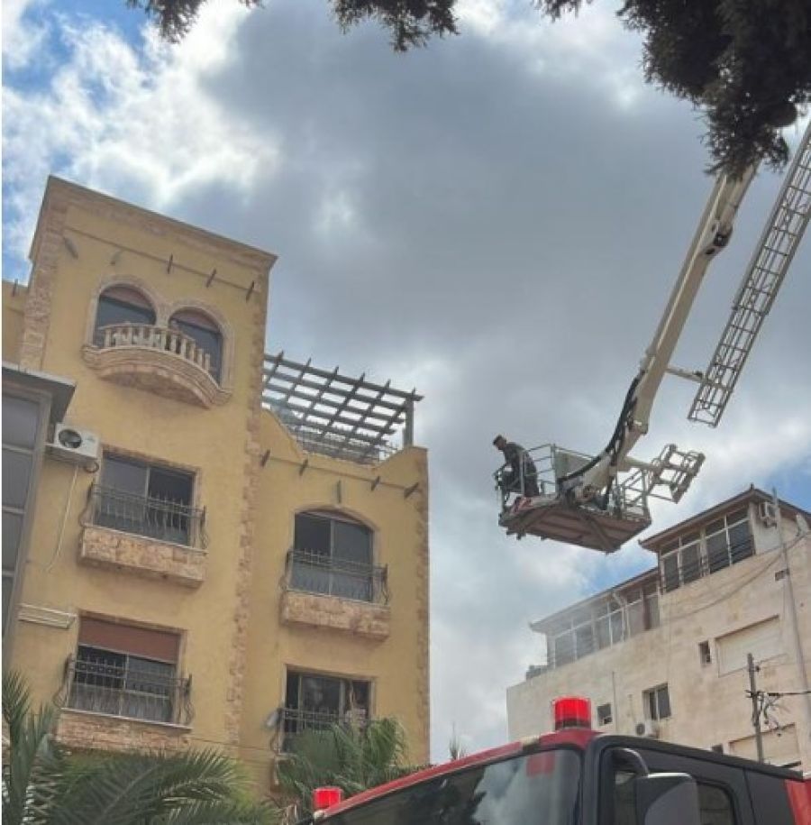 الجبيهة.. محاولة السيطرة على حريق بعمارة