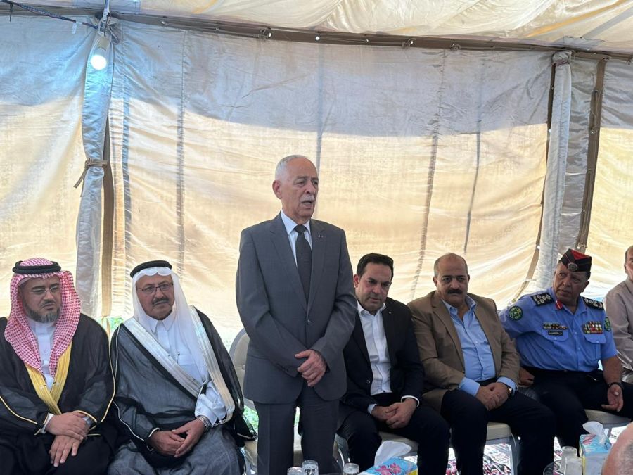 مندوبا عن الملك وولي العهد.. العيسوي