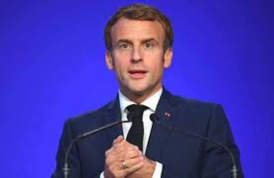 ماكرون يقبل استقالة الحكومة ويكلفها بتصريف