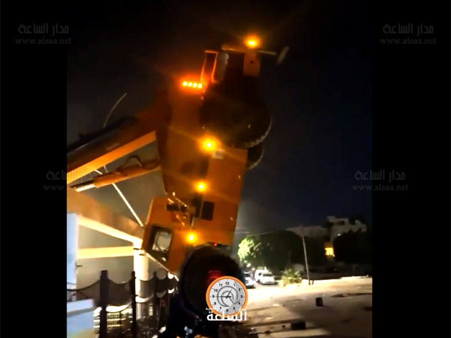 شاهد.. خمس اصابات بسقوط رافعة أثناء