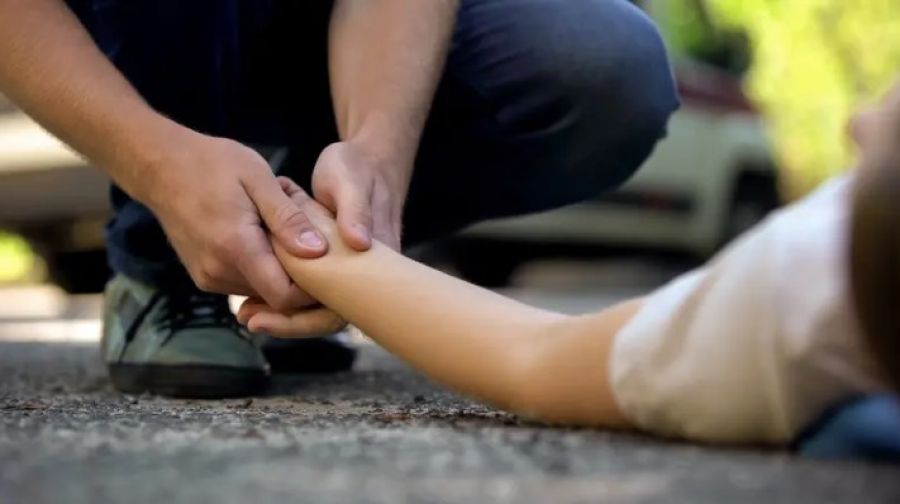 أب سوري يربط ابنته عارية على