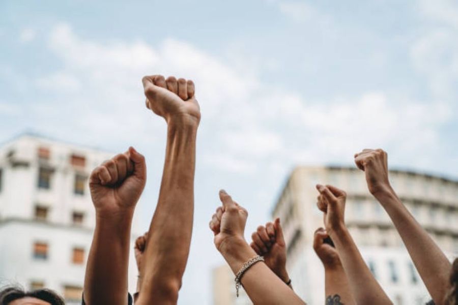 الامارات.. المؤبد لـ 3 والسجن والإبعاد