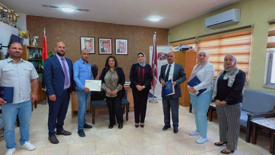 العجارمة تكرم الطلبة المشاركين في البرنامج