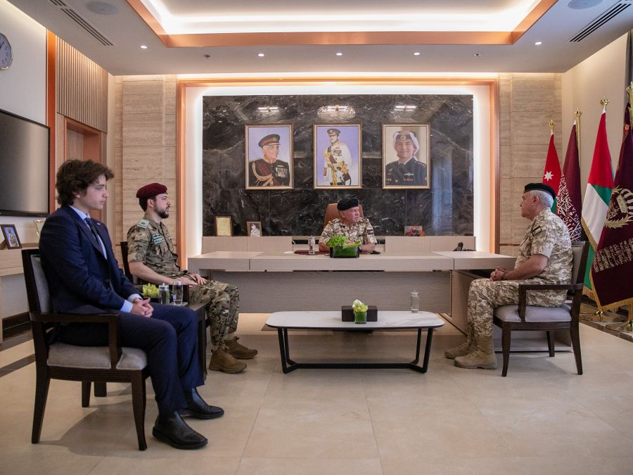 الملك يزور القيادة العامة (صور)