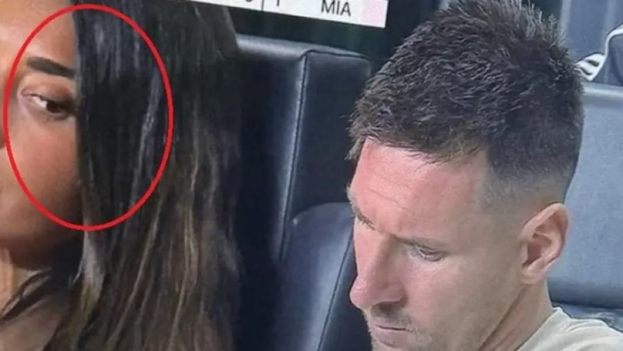 زوجة ميسي تسترق النظر لهاتفه.. لقطة