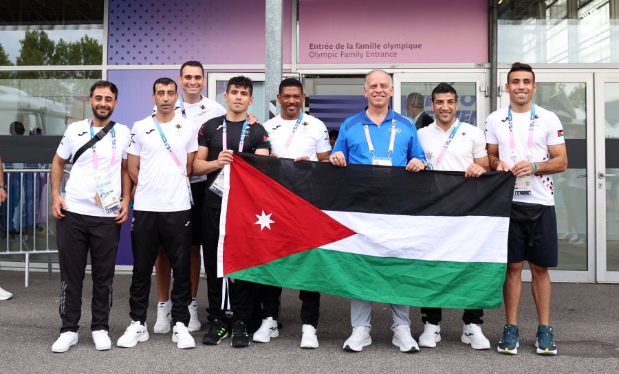 الأمير فيصل يتابع مباراة الملاكم عشيش